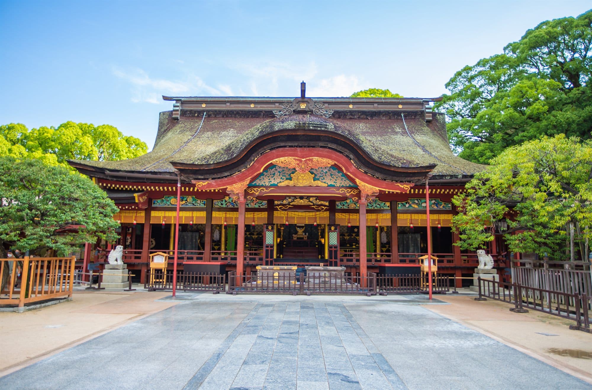 The main hall of Dazaifu Tenmangu, red-painted under a curved cypress-bark roof